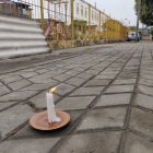 En la zona en donde ocurrió la matanza se colocó una vela. Los cuerpos fueron retirados aproximadamente a las 06:00.