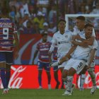 Lisandro Alzugaray de LDU celebra su gol, en un partido de la final de la Copa Sudamericana.