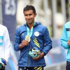 El ciclista ecuatoriano Jhonatan Narváez (c) con la medalla de oro de los Juegos Panamericanos Santiago 2023.