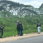 El cuerpo fue abandonado en una zanja a un costado de la vía.