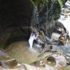 Las dos tinas naturales tienen diferentes dimensiones. Una es de un metro de diámetro y la otra de dos, aproximadamente.