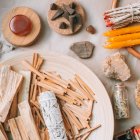 De esta madera se extrae su aceite esencial, eficaz para los problemas salud y el bienestar emocional.