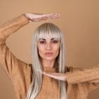 Flequillos o highlights te ayudarán a cubrirlas.