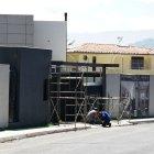 Cuando se va la luz, los obreros tienen que hacer una pausa en la construcción.