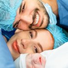 Antonella Moscoso y Renier Izquierdo con baby Renier, a pocos minutos de su nacimiento.