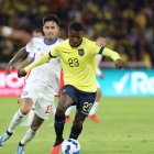 Ecuador luchaba por la posesión del balón con Moisés Caicedo en el medio sector.