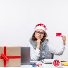 Es fundamental crear un presupuesto para identificar tus ingresos y gastos durante el mes de diciembre.