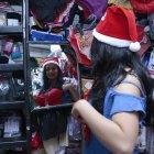 Yolanda Illescas con un sostén rojo, una de las piezas más pedidas en su negocio.