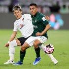 Jeddah (Saudi Arabia), 15/12/2023.- Angel Mena (R) of Club Leon in action against Takahiro Akimoto of Urawa Reds during the FIFA Club World Cup 2023 match beween Club Leon and Urawa Reds in Jeddah, Saudi Arabia, 15 December 2023. (Mundial de Fútbol, Arabia Saudita) EFE/EPA/ALI HAIDER