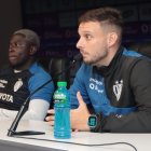 Martín Anselmi (der.), DT de Independiente del Valle.