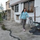 Ha perdido ya el patio trasero de su casa por el aumento del talud.