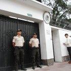Miembros policiales fueron ubicados en la parte externa de la Embajada de México.