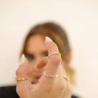 Midi Rings. Son pequeños anillos para usar por arriba de los nudillos. Son muy femeninos. Opta por lucirlos en los colores de temporada.