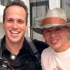 Leonel Allegues ahora es el paparazzi de Miami, aquí con Vico C.