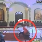 Captura de video del momento exacto en el que extranjero agredió al sacerdote.