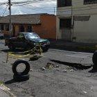 El hundimiento se registró hace casi un mes. Los vecinos colocaron llantas.