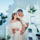 Gabriela Guzmán y su esposo durante la revelación del sexo de su bebé.