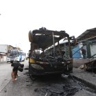 Un expreso escolar quedó quemado, en el sur de Guayaquil.