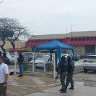 Dos guardias de seguridad el centro comercial fueron atacados a bala.