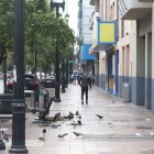 La calle 9 de Octubre luce vacía y el comercio es escaso.