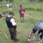 Uno de los cuerpos quedó junto a la motocicleta volcada y el otro a unos metros.