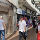 Pocos eran los clientes que transitaban por los pasajes de la Bahía, en el centro de Guayaquil.