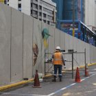 En esta pared ya se terminó un mural, pero se lo borró y se empezó uno nuevo.