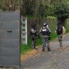 La fuera del orden se mantiene en el lugar mientras se levantan evidencias