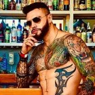 Ricardo Delgado piensa que es mejor echarse los tragos con amigos.