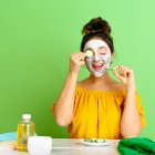 La mascarilla de pepino limpiará el rostro de impurezas, y disminuirá la abertura de los poros, por lo que rebajará la producción de grasa.