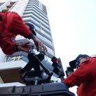 Agentes realizan la inspección en el lugar y edificio donde murió un joven.