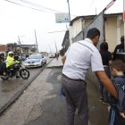 Padres llevaban a sus hijos a la escuela, que es resguardada por policías.