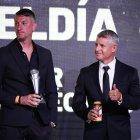Santiago Jácome (d) recibió el premio de mejor entrenador de 2023 en representación de Luis Zubeldía.