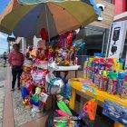 La comerciante Lilian Ashqui junto a sus puestos de Carnaval y San Valentín.