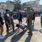 A una persona que trató de hacer relajo lo hicieron pagar con flexiones de pecho.