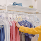 La estilista Mónica Gallardo sugiere conjuntar el rojo con color el negro, para evitar así quitar protagonismo y fuerza al propio color o recargar demasiado el estilismo.