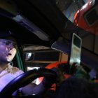 Para ver los mensajes de su público, este taxista se estaciona para evitar accidentes.