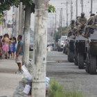 La intervención inició a las 05:00 y continuó durante toda la mañana, con allanamientos en viviendas, detenciones de sospechosos y la incautación de evidencias. Los uniformados estuvieron desplegados en vías principales y secundarias.