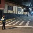 Los policías realizaron operativos para ubicar a los siete delincuentes que asaltaron un local comercial.