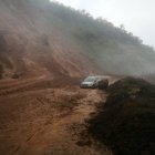 La mañana de este 19 de febrero se informó de la un auto atrapado en medio de un socavón