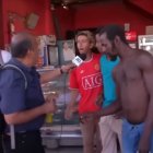 Captura de video en el que José Delgado hace entrevistas