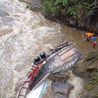El tráiler quedó en el río.