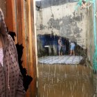 Doña Zoila Montes Cedeño (centro) recibe al apoyo de sus vecinos. A un costado están sus electrodomésticos dañados.