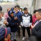 Los padres de familia hablan con un docente de la institución para que les ayude con el problema de inseguridad.