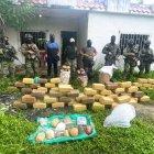 Los agentes decomisaron la droga para colocarla con la respectiva cadena de custodia.