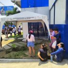 Familiares de los desaparecidos se lamentaban en los exteriores de la Capitanía del Puerto de Manta.