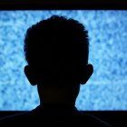 El menor de edad hallado sin vida, minutos antes estaba viendo un programa de televisión.