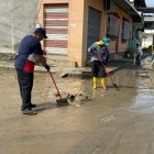 En diversas calles, personas barrieron y retiraron los restos.