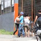 En la Balerio Estacio balean a un trabajador de distribuidora de construcción por vacuna. Sus familiares lloran desconsolado.