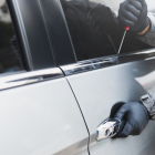 Referencial: un taller con vehículos robados dentro fue descubierto por la Policía.